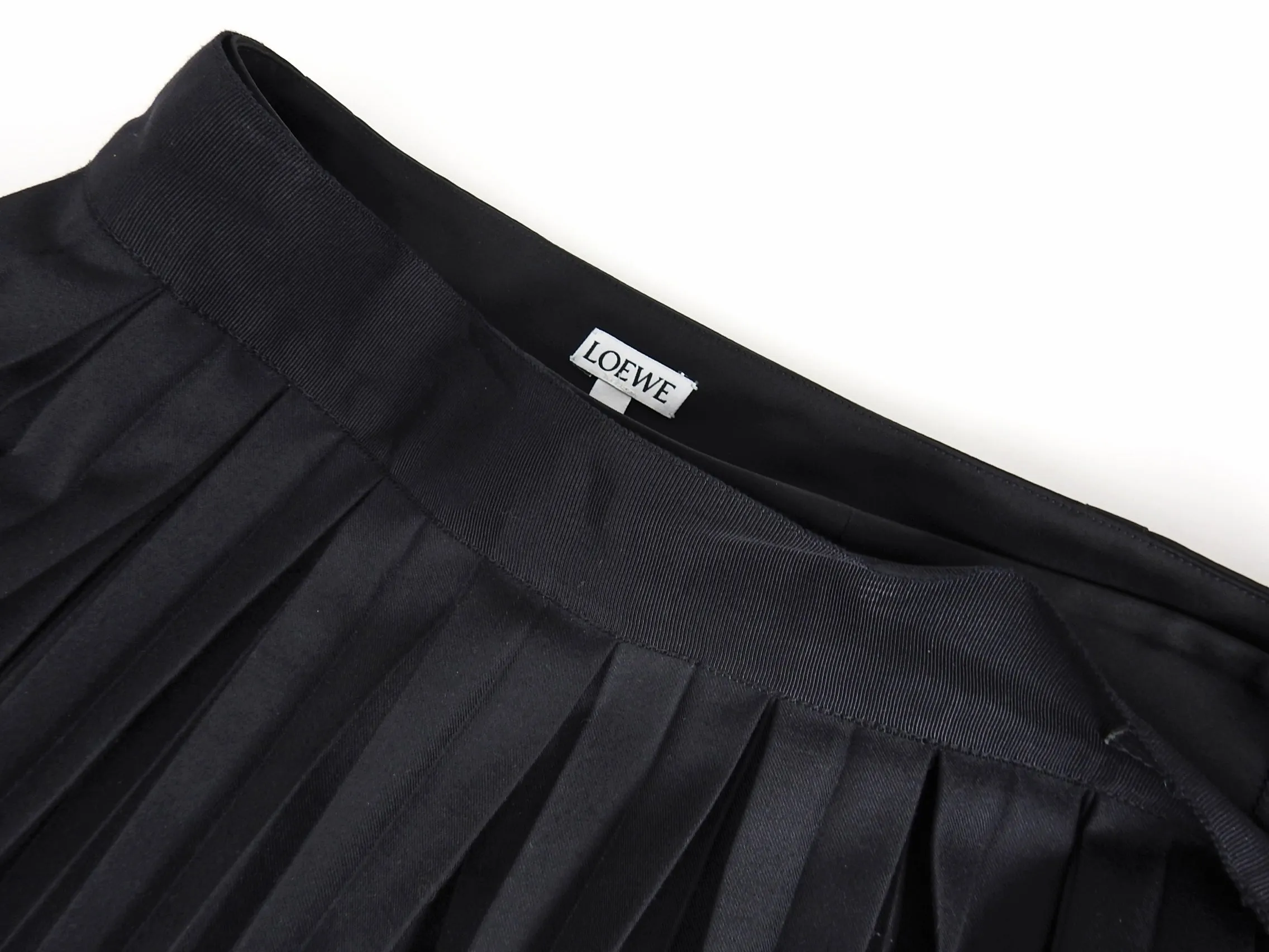 Loewe Black Pleated Skirt with Leather Belt – 44 / L / 12